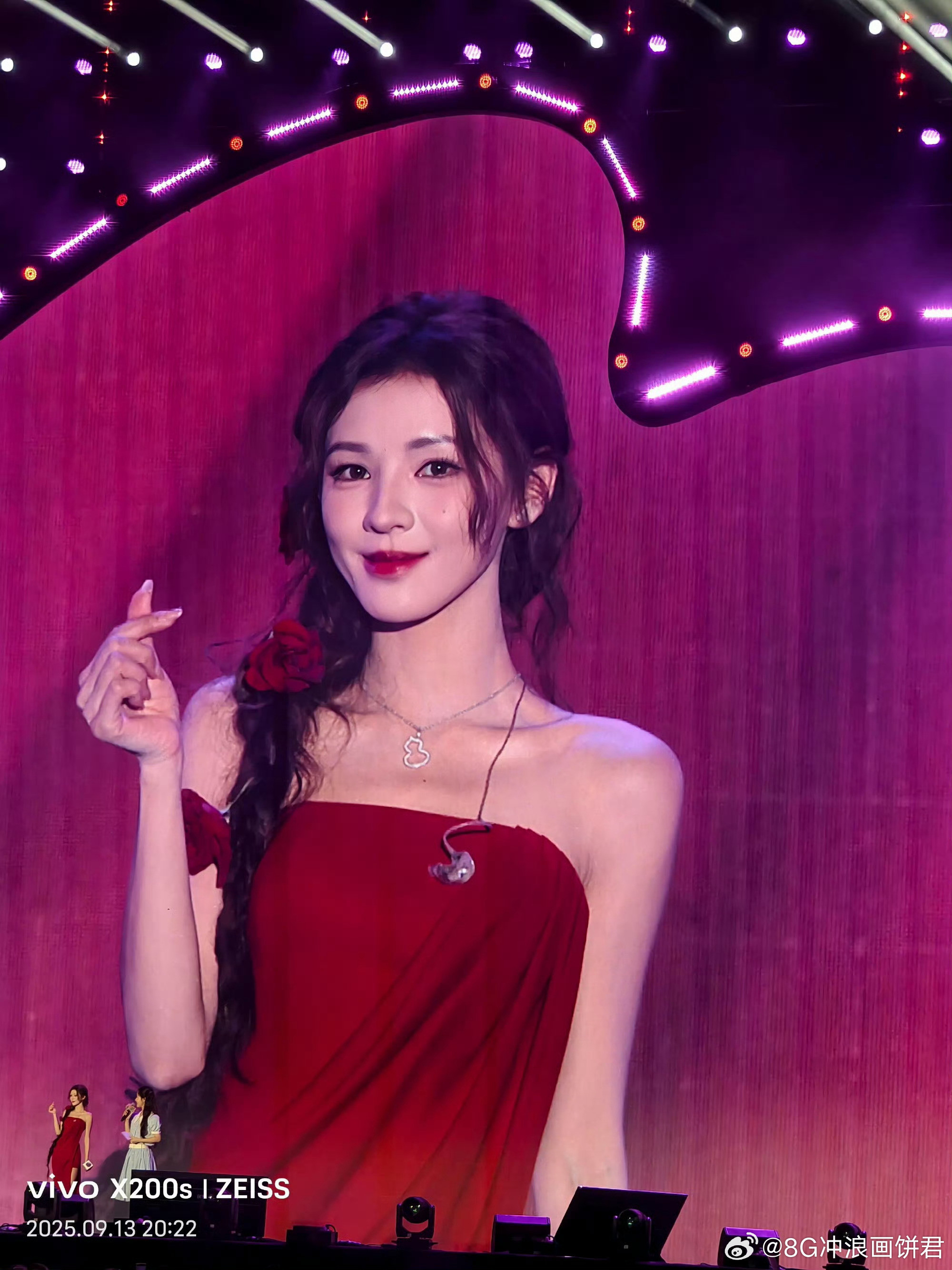 张予曦直播确认过眼神，是“大屏的神”张予曦！直播时大屏里的她，颜值依旧能打，精