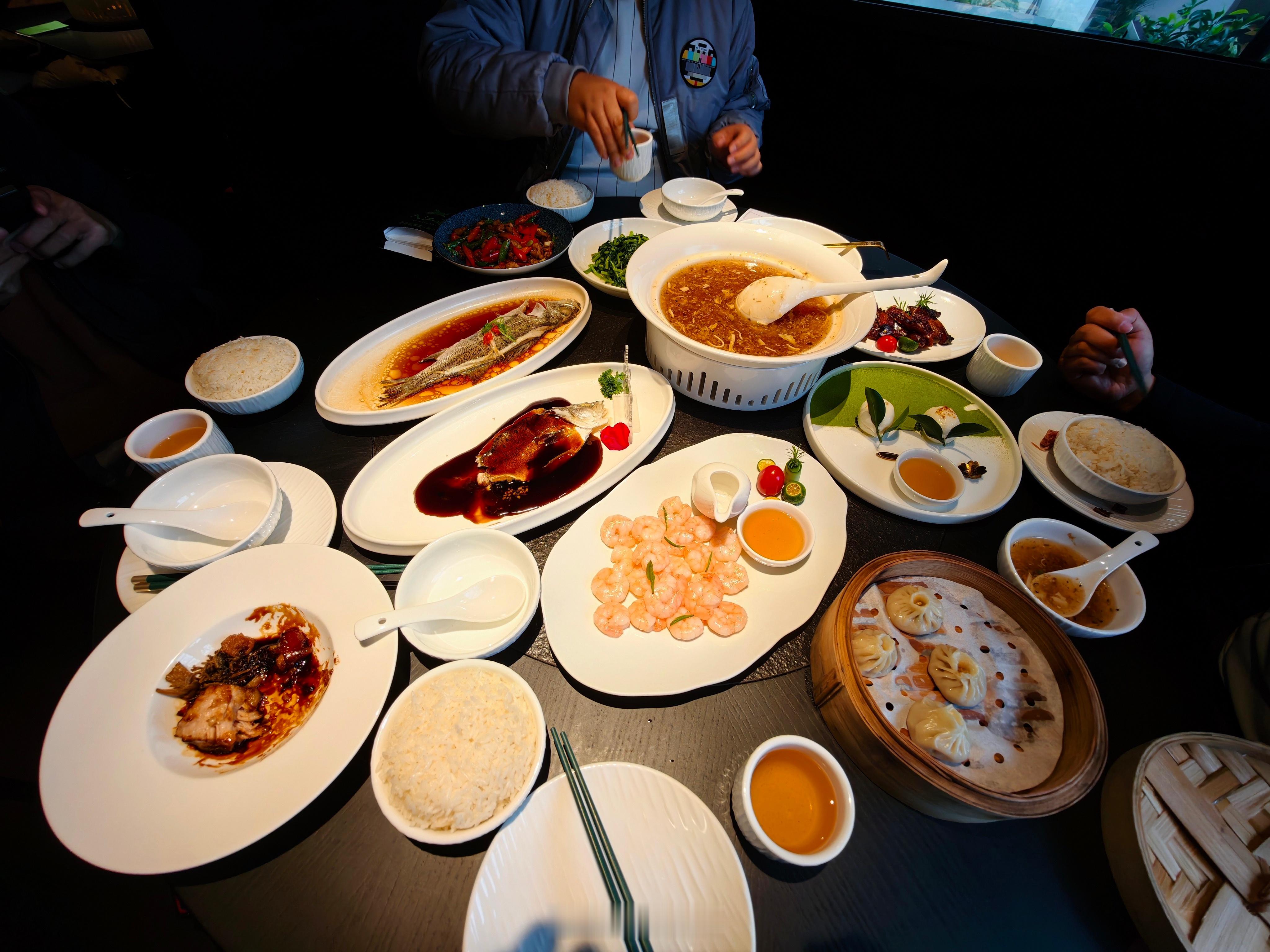 今天中午我司团队要拍个杭帮菜于是乎我找了西湖附近一家获过金奖的。西湖醋鱼、龙井