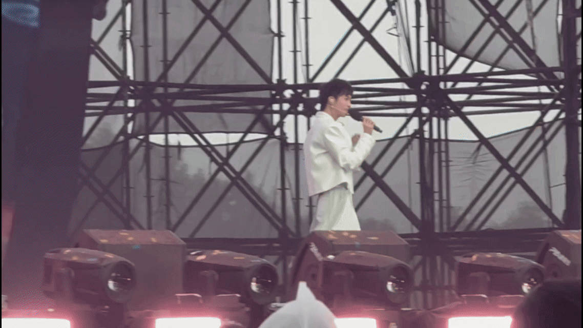 伊能静跟唱恩利情非得已伊能静在音乐节台下温柔跟唱儿子恩利的《情非得已》，眼神里满