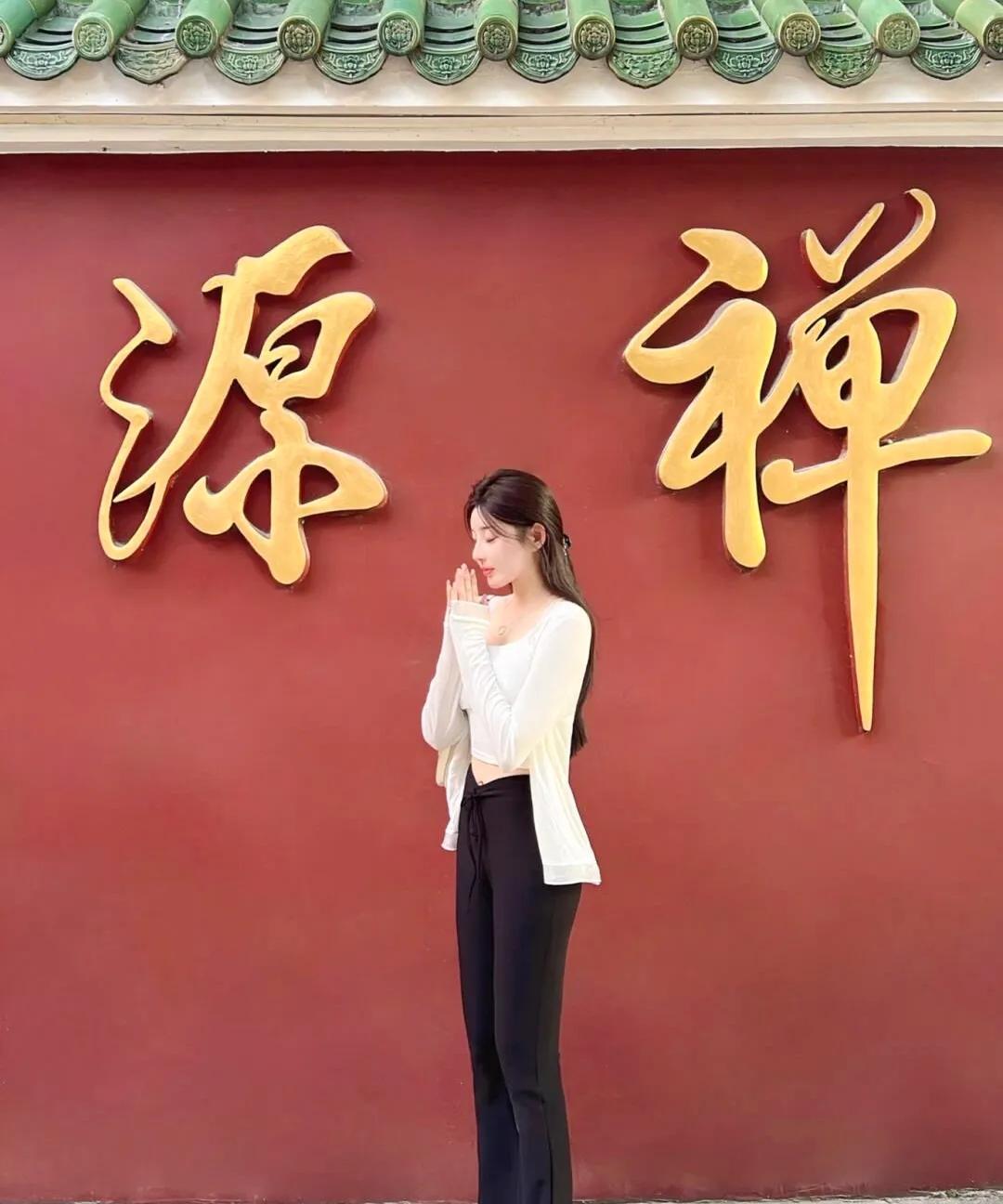 有灵性的人不光外表看着年轻，内心也跟小孩一样纯净，所以他们不屑于耍那种小手段，但