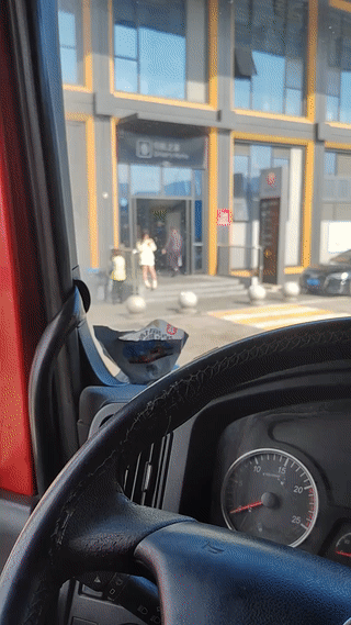 现在的年轻女孩大冬天都不怕冷？这么冷的天她们竟然还穿短裙？光着腿？