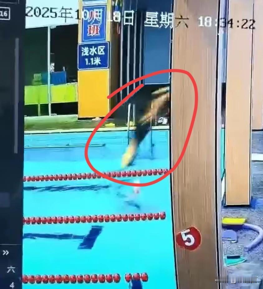 宁波37岁男子游泳馆浅水区跳水离世,7岁女儿呼救无人应,这教训太惨痛。10