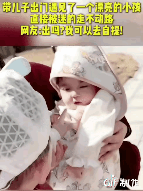 一女子带着自家儿子下楼玩耍，小家伙蹦蹦跳跳特别开心。旁边有位老奶奶抱着一个小女宝