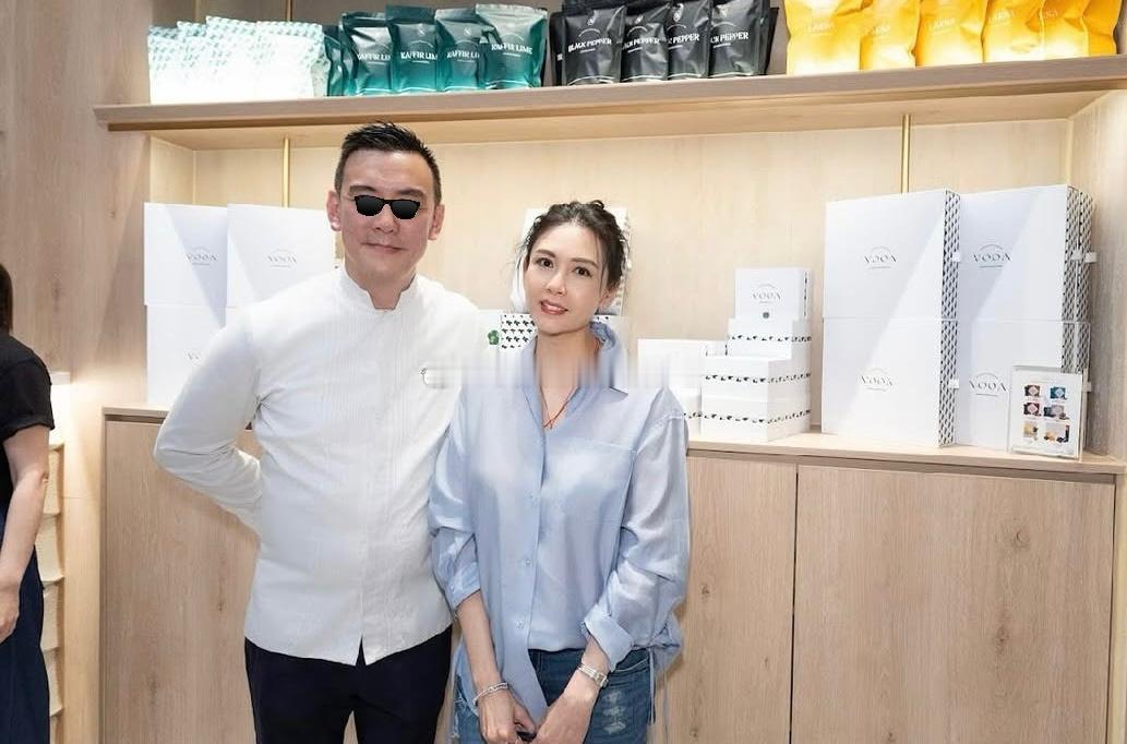 邱淑贞、方中信夫妇、杜德伟光顾朋友的餐厅​​​