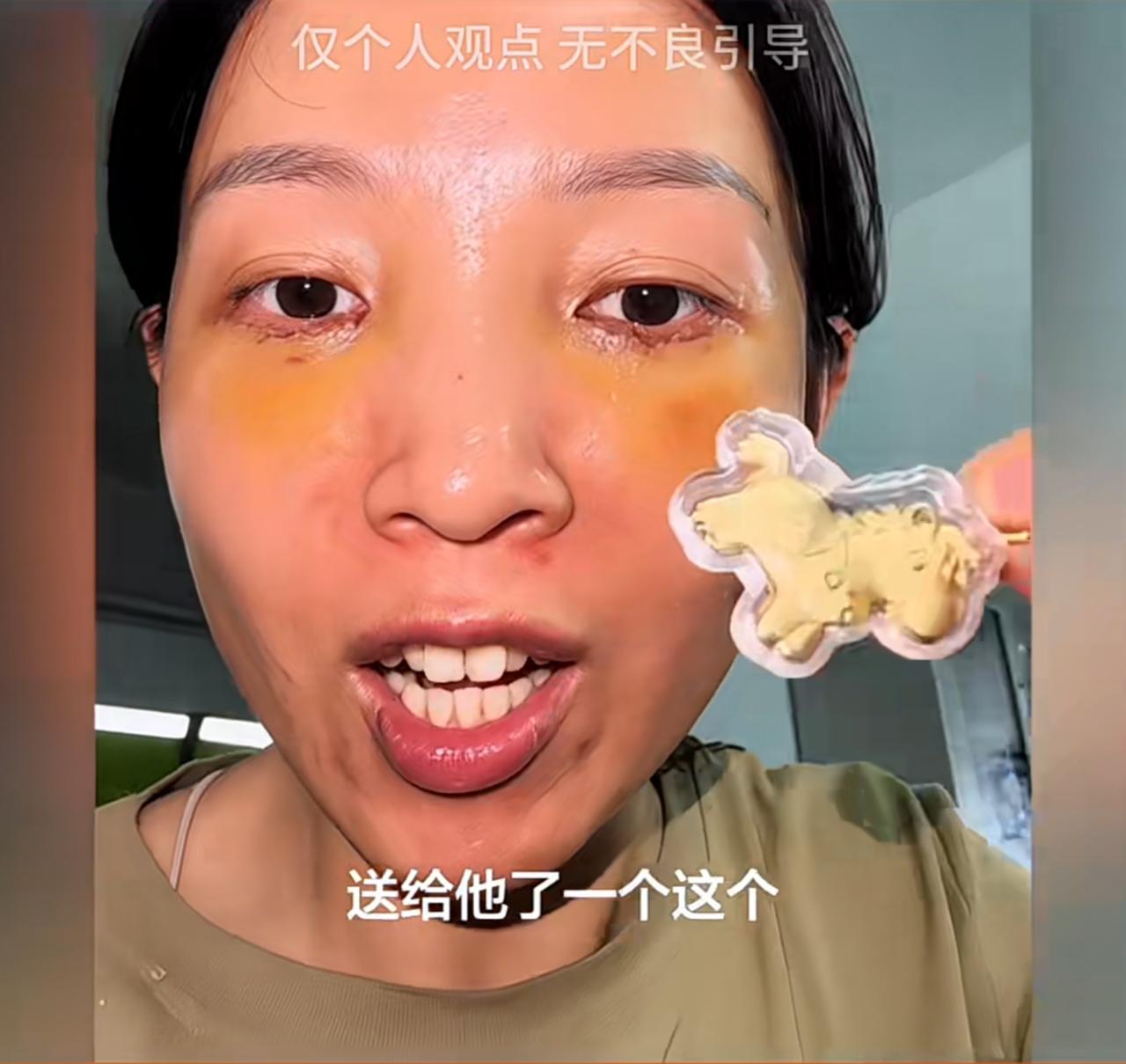 家长把孩子同学送的镀金饰品拿去融了。正常人看到孩子带回来同学送的比较贵重的东西