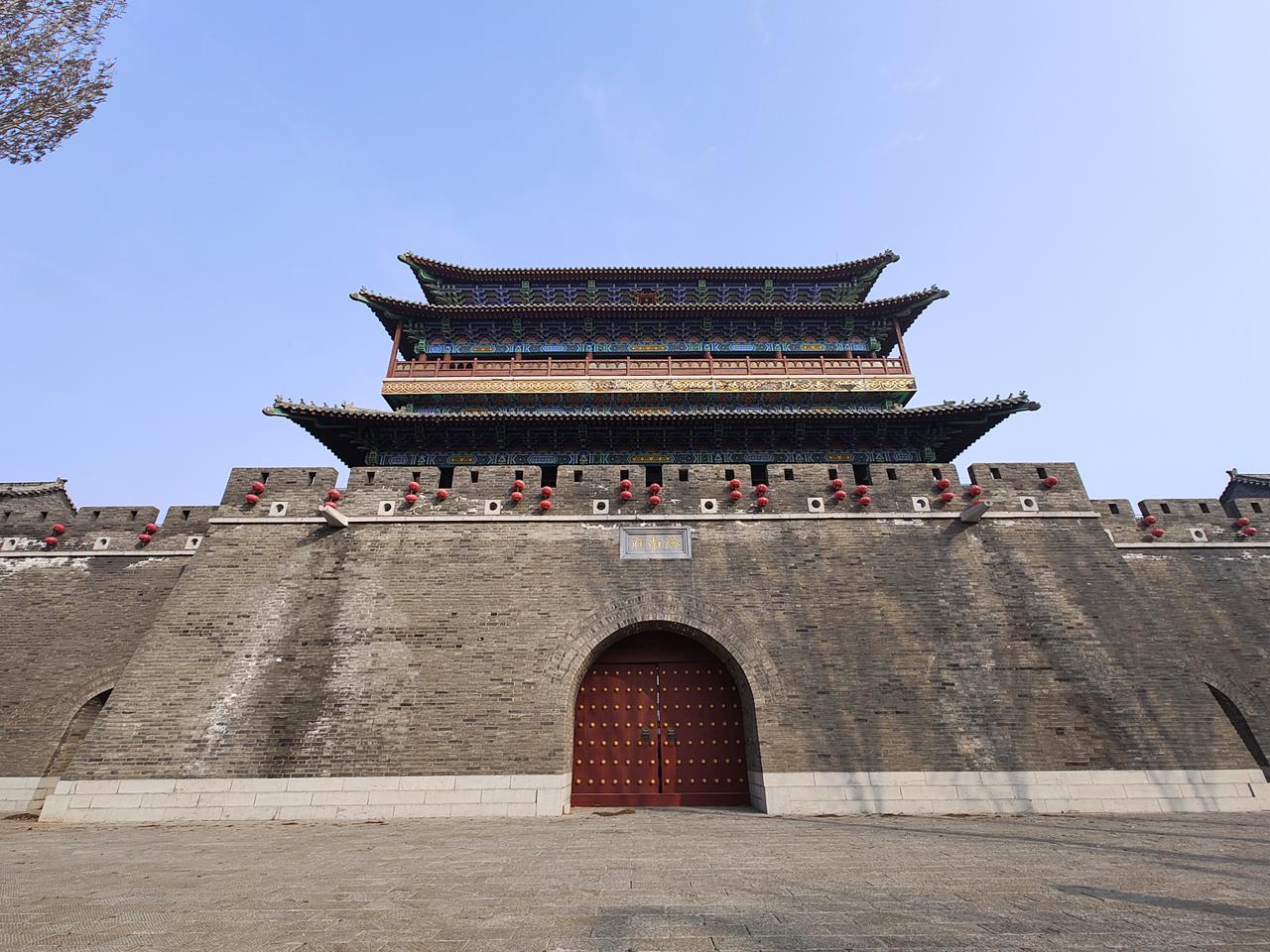 济南长清区的电演城，当年投资不菲，重现晚清，民国时期的济南城区景致。但目前，城内