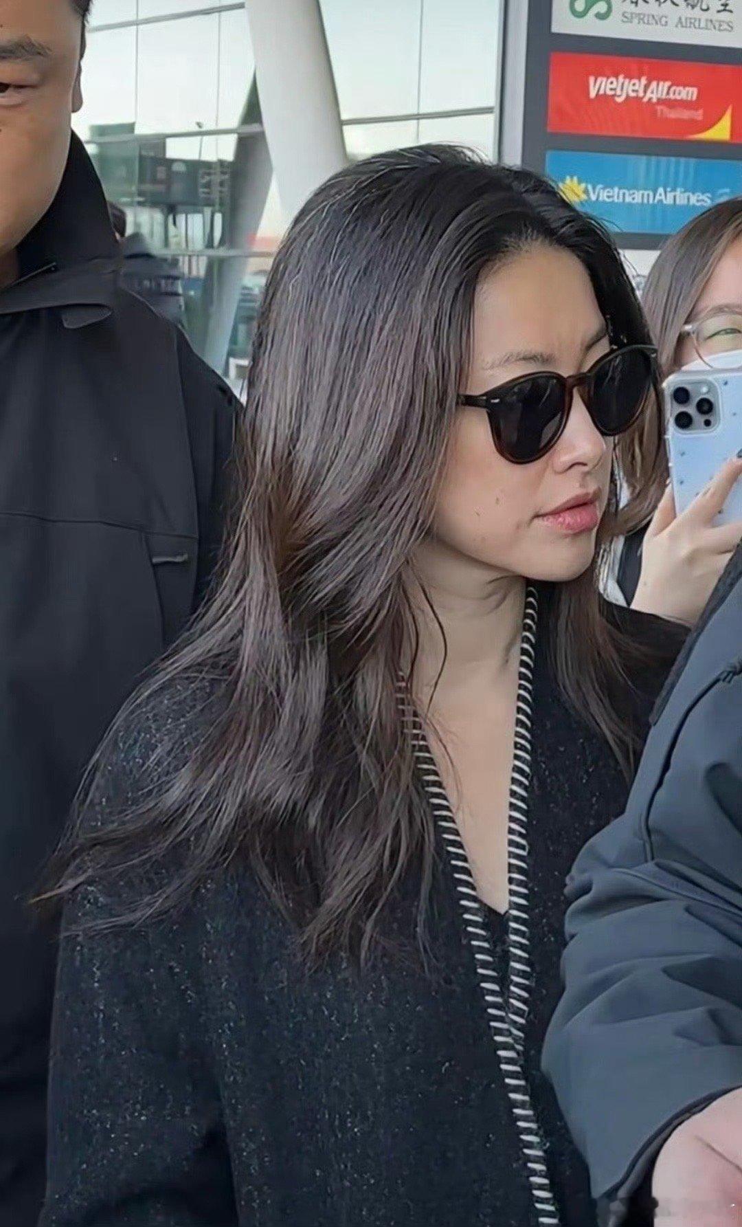 这就是岁月的痕迹呀，不过还是很美的，要接受自己的衰老～