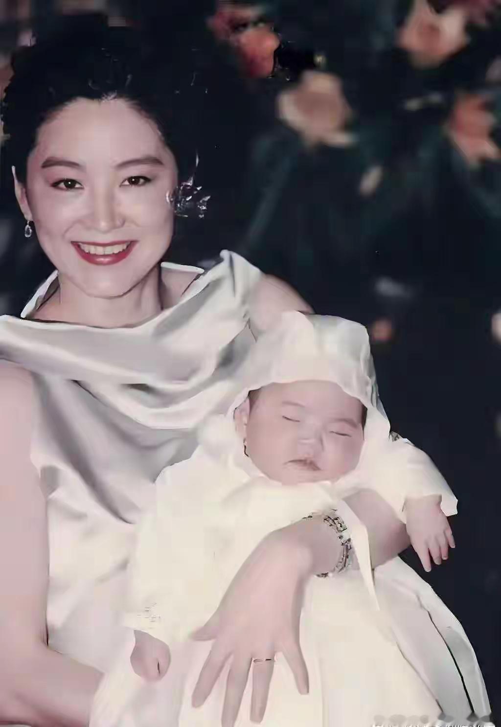 林青霞不愧是东方绝世美人，国色天香。哪怕是高龄生完二胎后的林青霞。美得只让呼