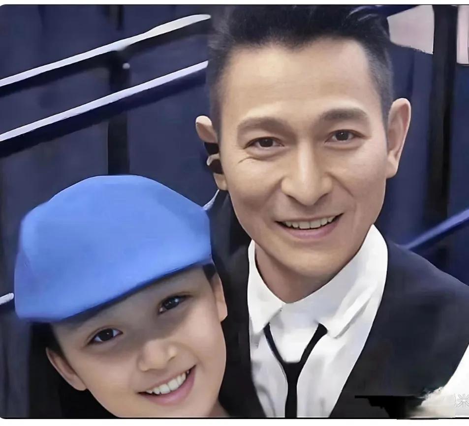 刘德华女儿刘向蕙气质贵气十足，走路从容自信。鼻子精致独特，真有龙凤之韵。和年轻时