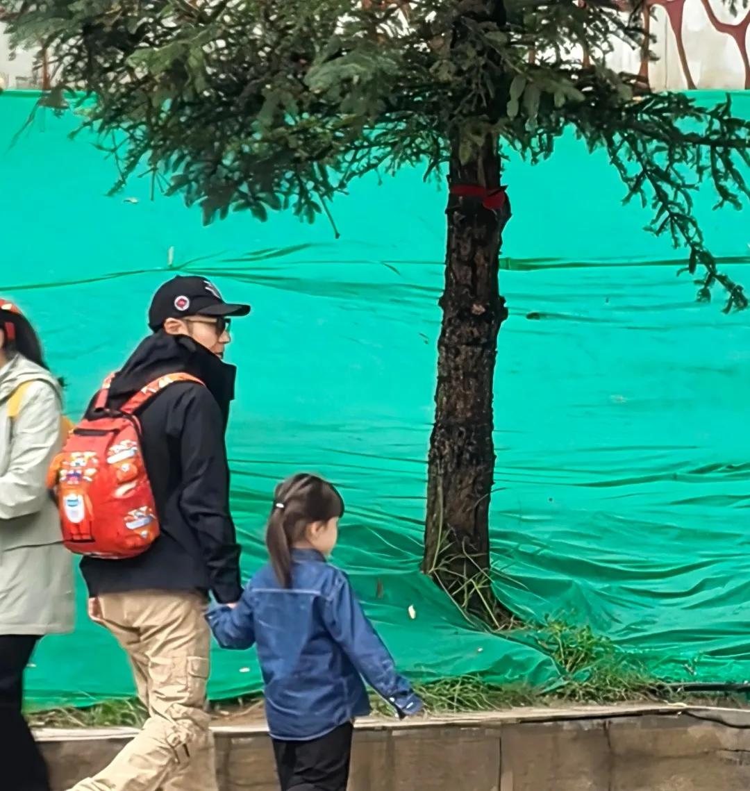 撒贝宁真是一个好爸爸，又带一对龙凤胎去玩了，妻子李白同行，看起来很漂亮。7月