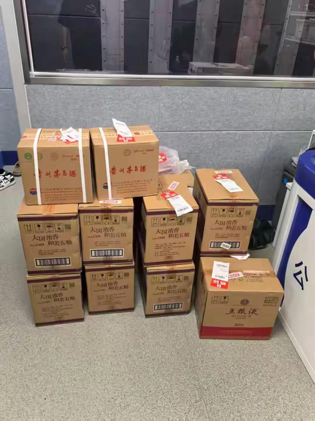 上海这事儿太有戏剧性了！前几天，闵行虹桥镇一家宾馆，一天内收了17笔订单，15箱