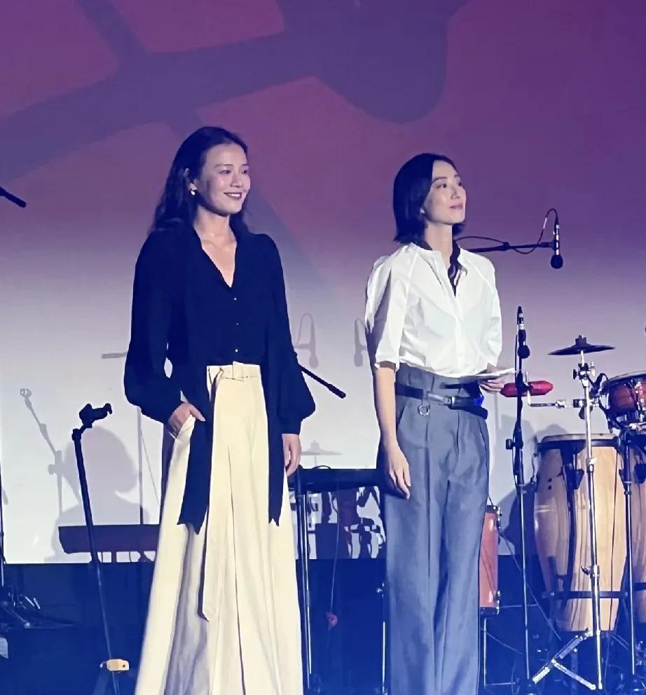 桂纶镁与马思纯一同现身活动，那简直宛如“姐妹大片”的拍摄现场！活动中，马思纯宛如