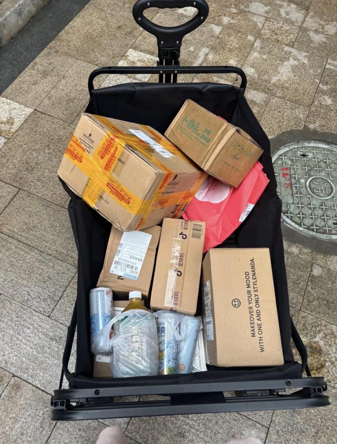 我们对门一对小夫妻，生完二胎，买完房，女的直接要求每个月领1000块生活费，男月