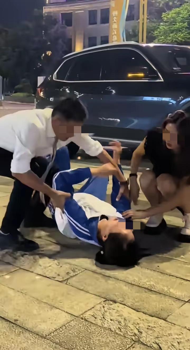 泪酸！女儿高考完后，爸妈已经离婚，父亲准备离开时，她情绪十分激动，希望父亲不要走