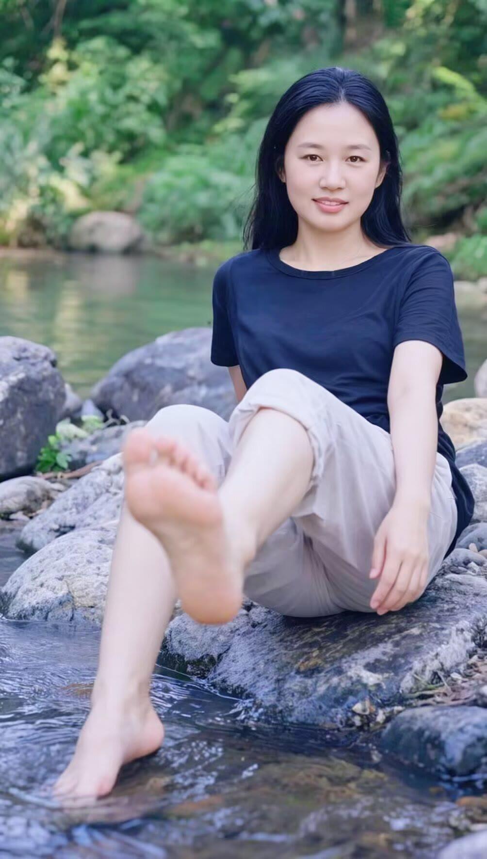 在溪流边享受宁静的时光，脚踏清凉的流水，感受大自然的美好。🌿💦😊