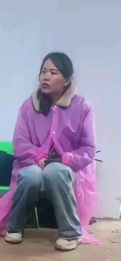 六天了，男孩还是没有找到，那么他生还的可能性就不大了！看到男孩的妈妈坐在地上