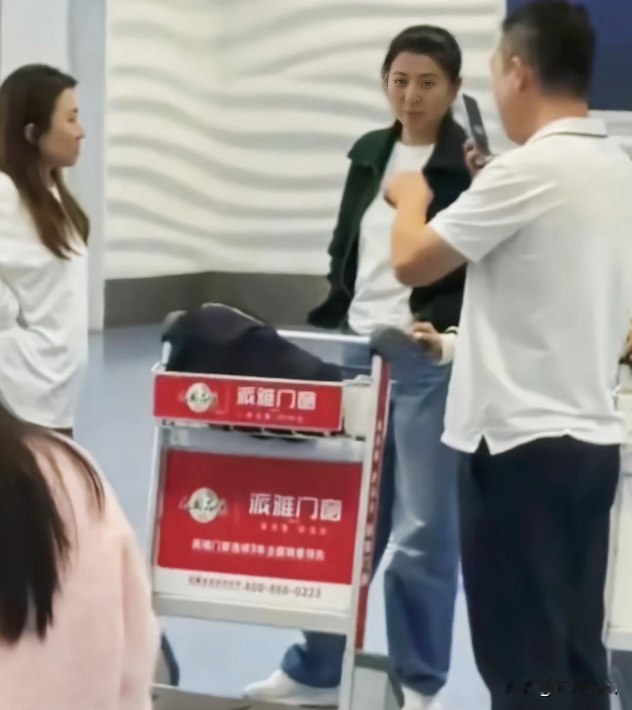 风波缠身的闫学晶可真是心大如斗，素颜扎着马尾，黑风衣配牛仔裤，大大方方现身三亚机