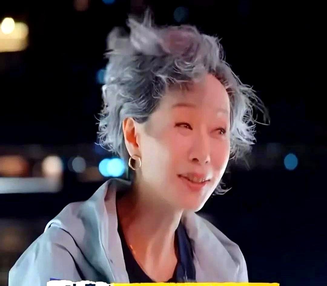 刘晓庆可真是“新白娘子”迷们的嘴替，当面就把大伙儿心里的疙瘩给问出来了。叶童