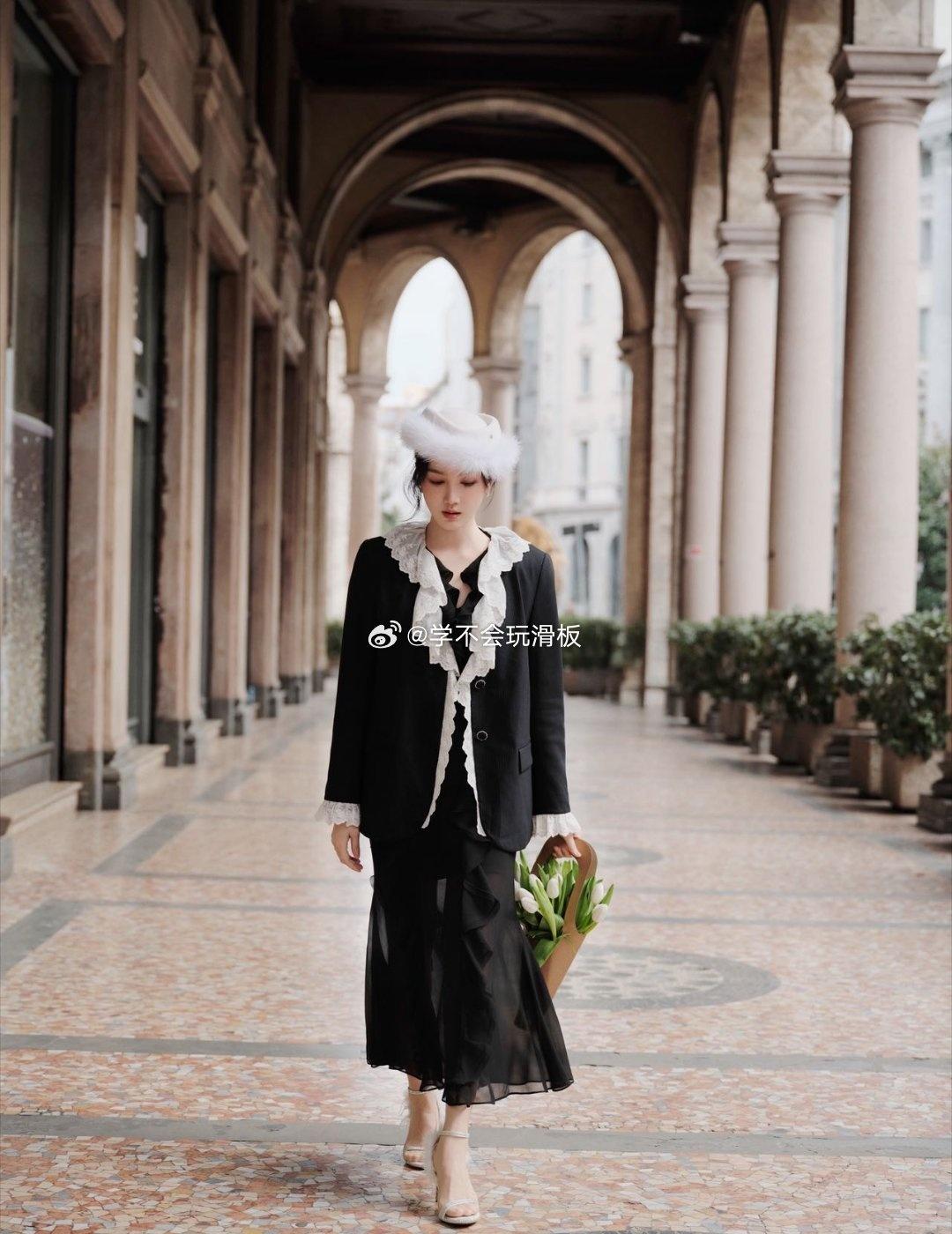 救命！陈小纭米兰首秀杀疯了！一身黑白蕾丝裙配蓬松羽毛帽，直接美成老电影里的复古名