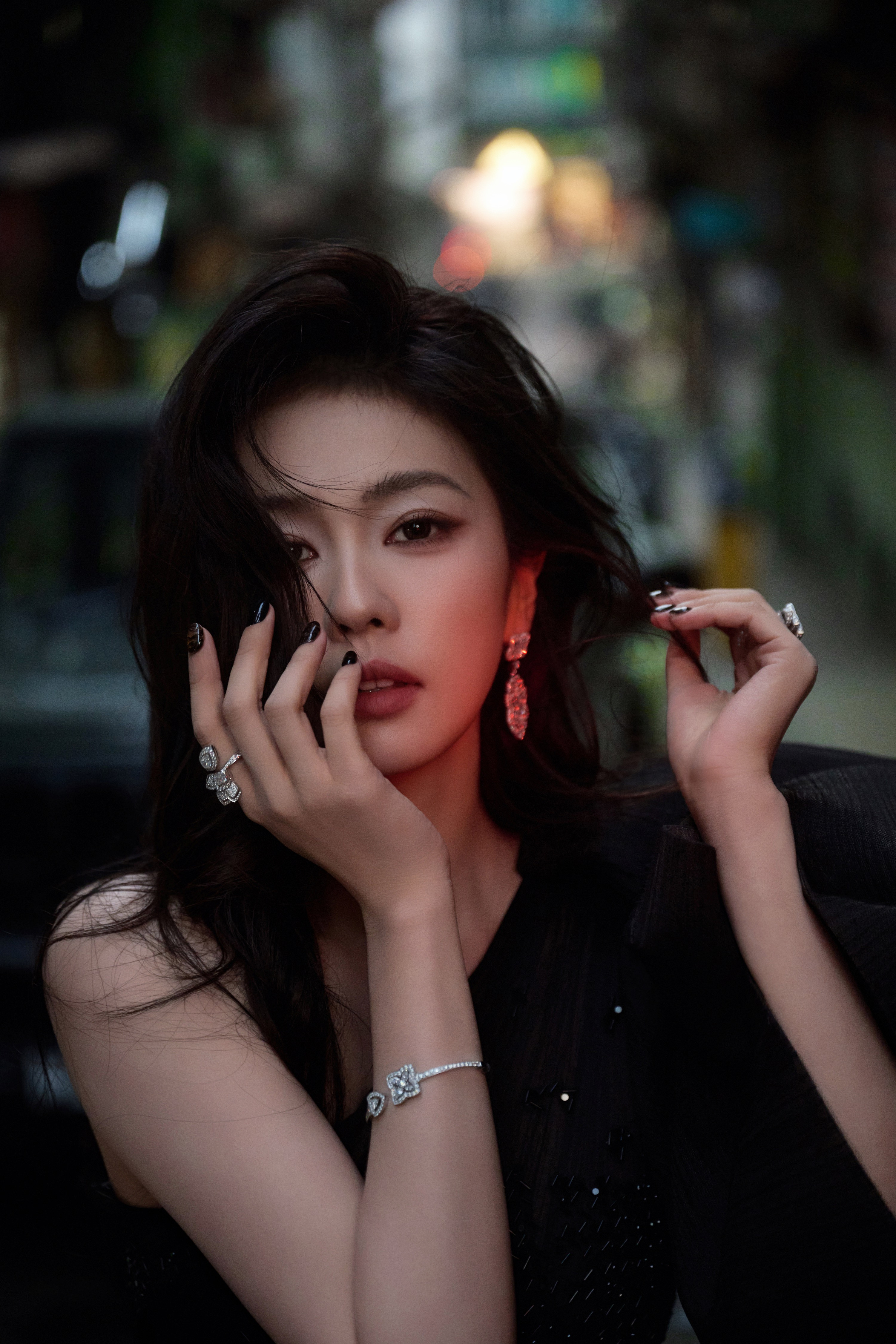 白鹿今日出席爱奇艺尖叫之夜的造型图集，演绎RamiAlAli2025秋冬系