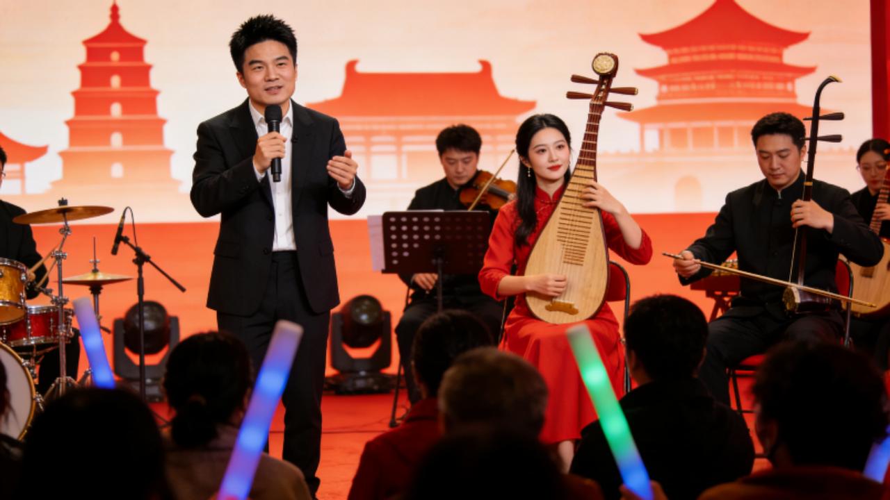 2700万观众集体破防！董宇辉跨年乐享会封神，这届年轻人要的从不是套路跨年