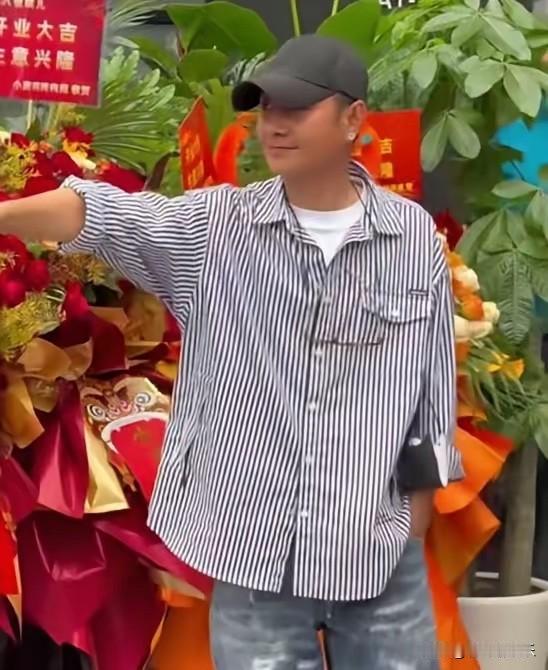 5月8号，文章在上海的酒吧正式开业，就在他面馆隔壁，又是一条长队。最让我感慨