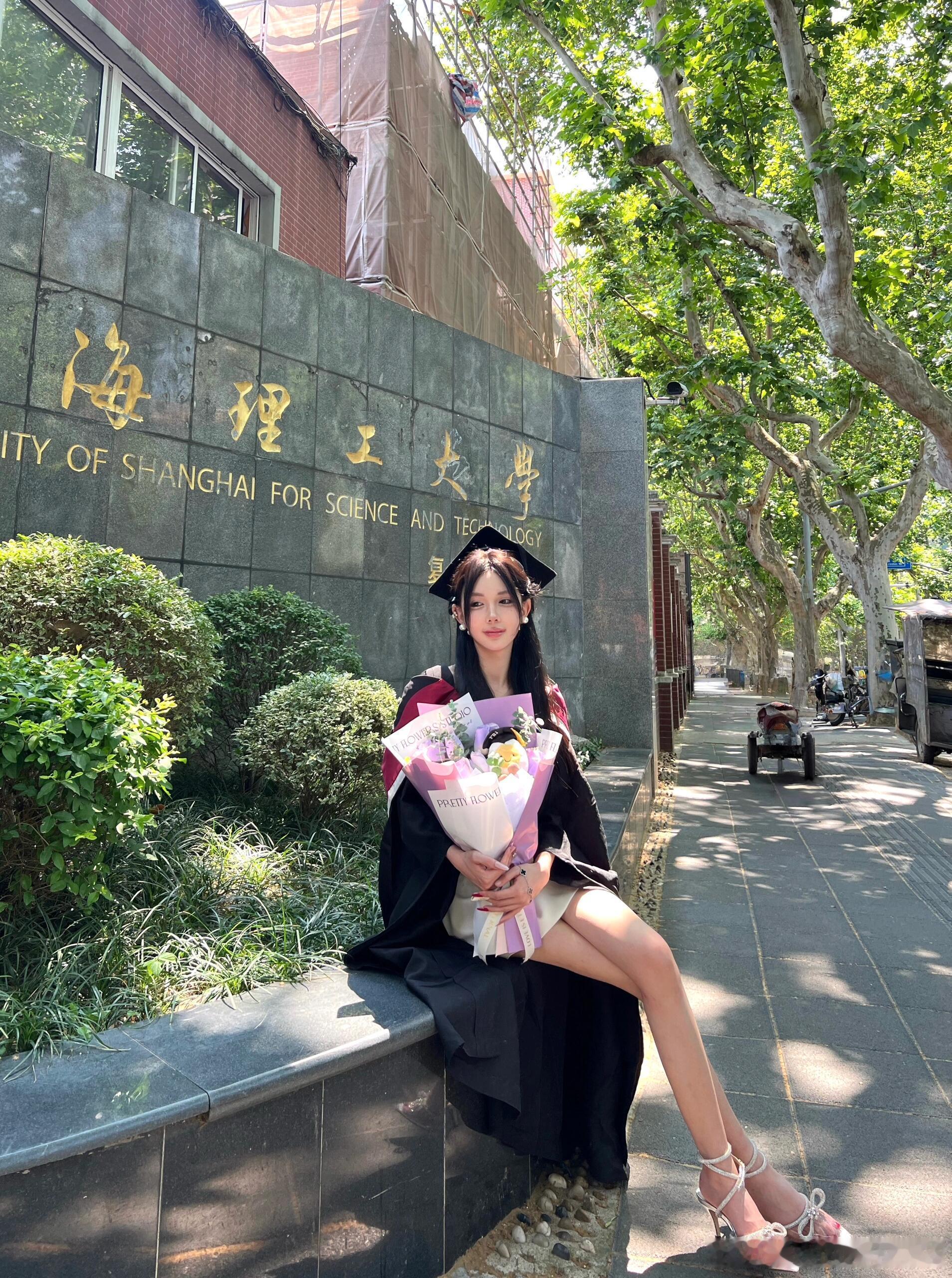 好漂亮的学姐~​​​