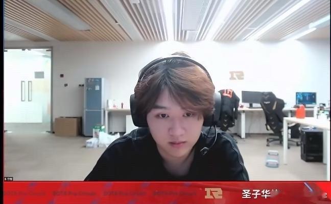 石头：RNG的时候我们都是哄着炼子哥玩卡卡：别说了别说了，永远都不要在公共场合说