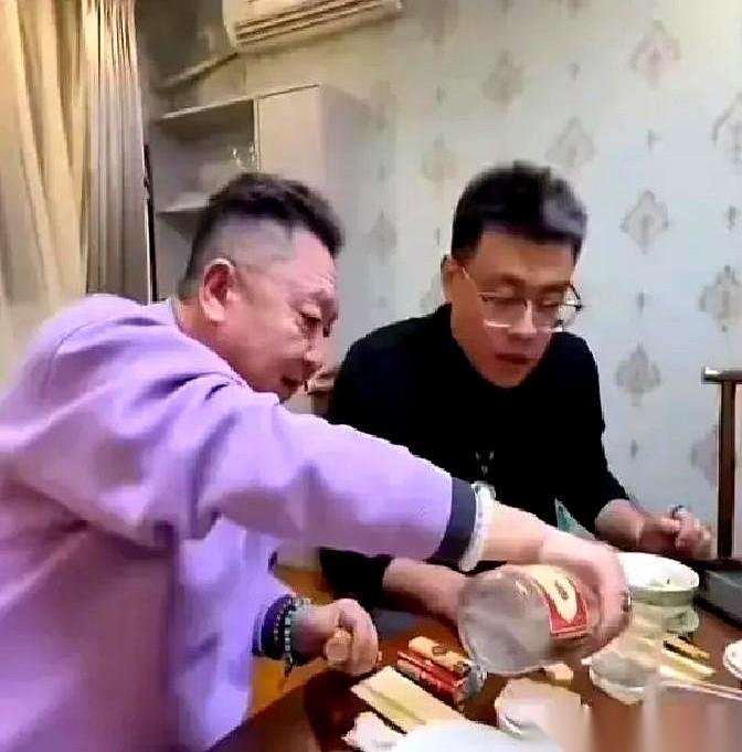 于谦请客吃饭，桌上一瓶50块的黄盖玻汾，照片一流出来，网上直接炸了锅。评论区里