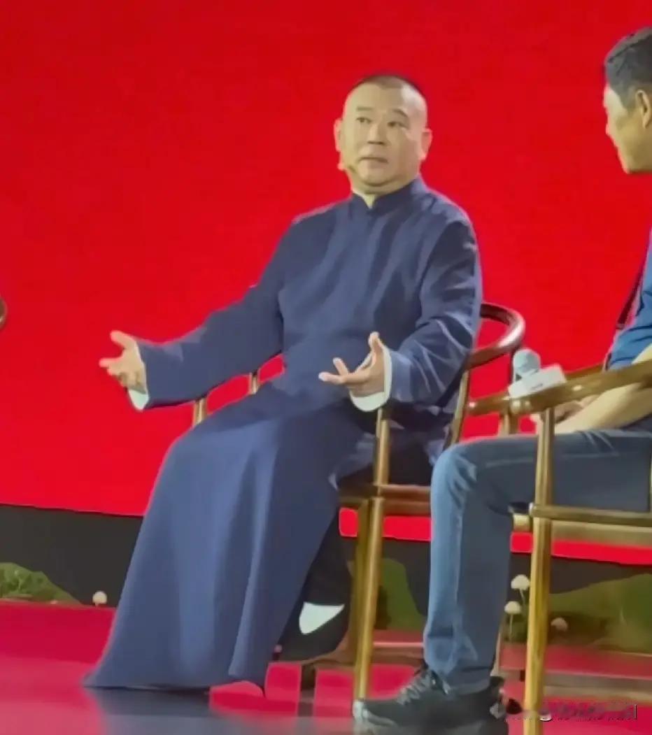 郭德纲的脚，悬空了整整三年。不是段子。2023年德云社天津开业，他坐在标准