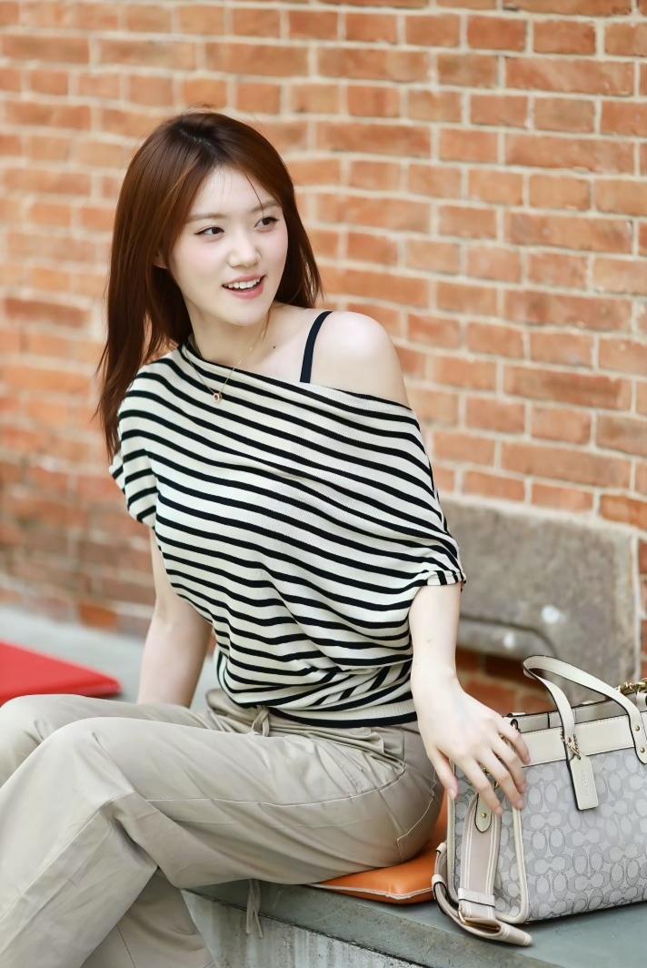 清纯气质甜美女生。
