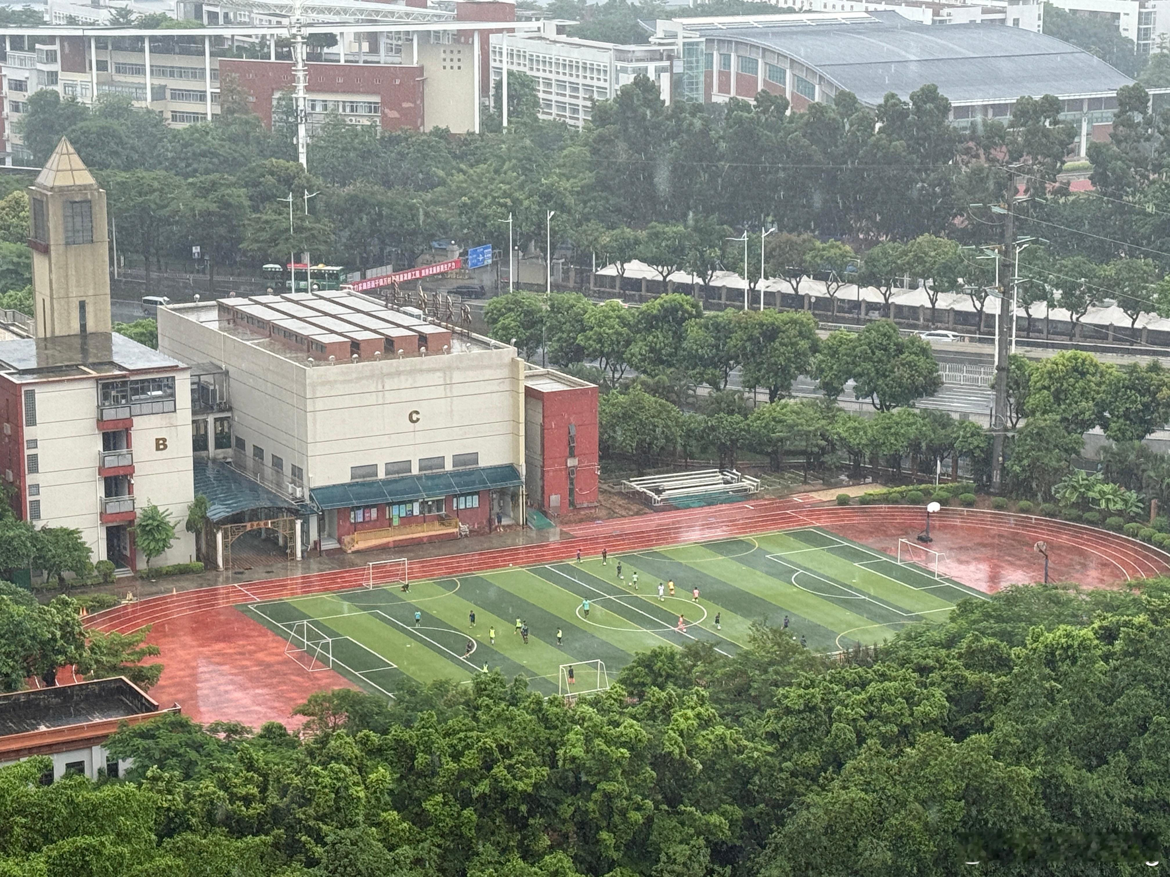 下着大雨顶着台风天，都坚持训练，这帮小学生可以啊，看来国足有希望了！​​​