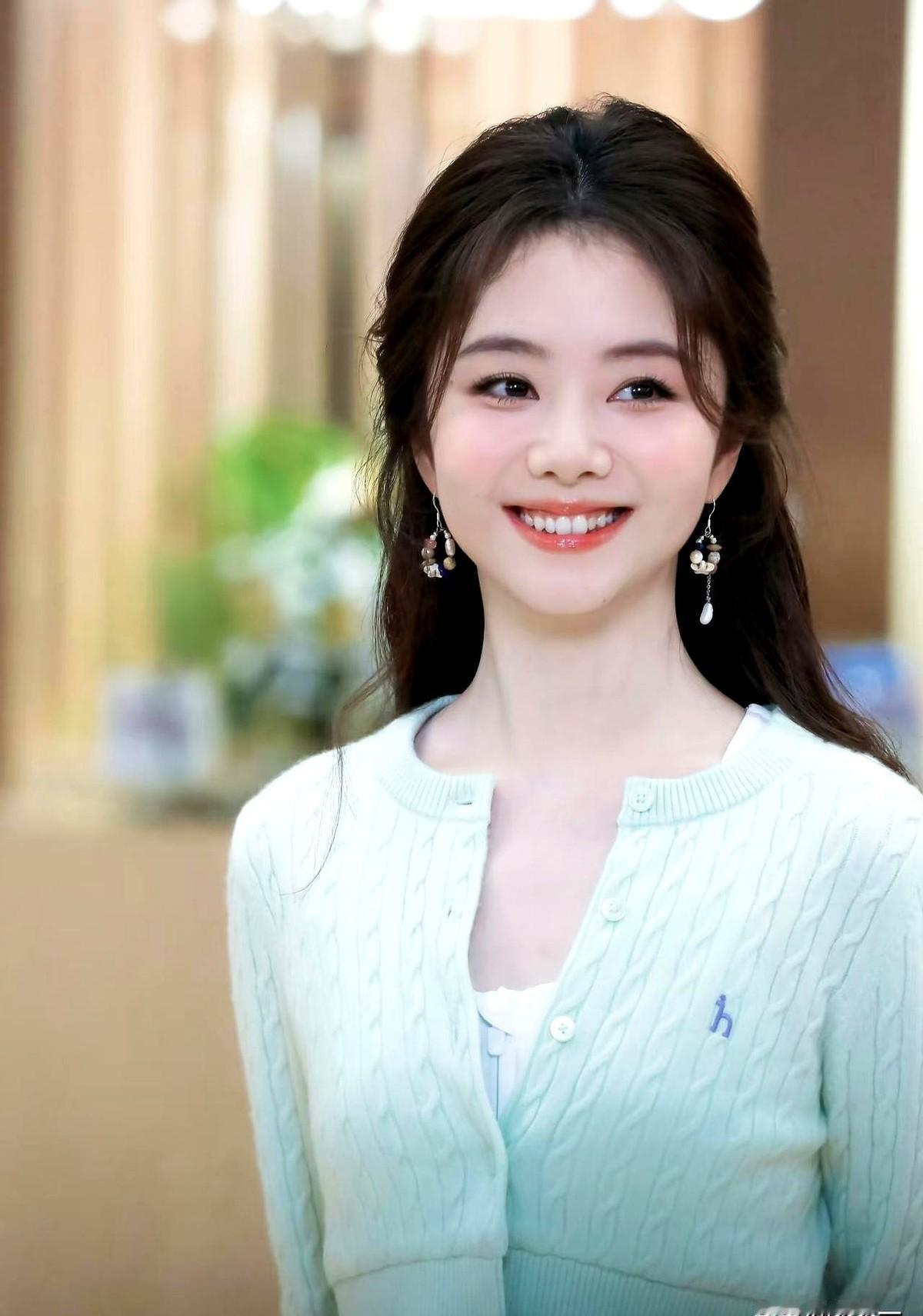 谭松韵真人颜值，到底什么水平？我闺蜜在横店当群演，说网上吐槽她“倭瓜脸”“没