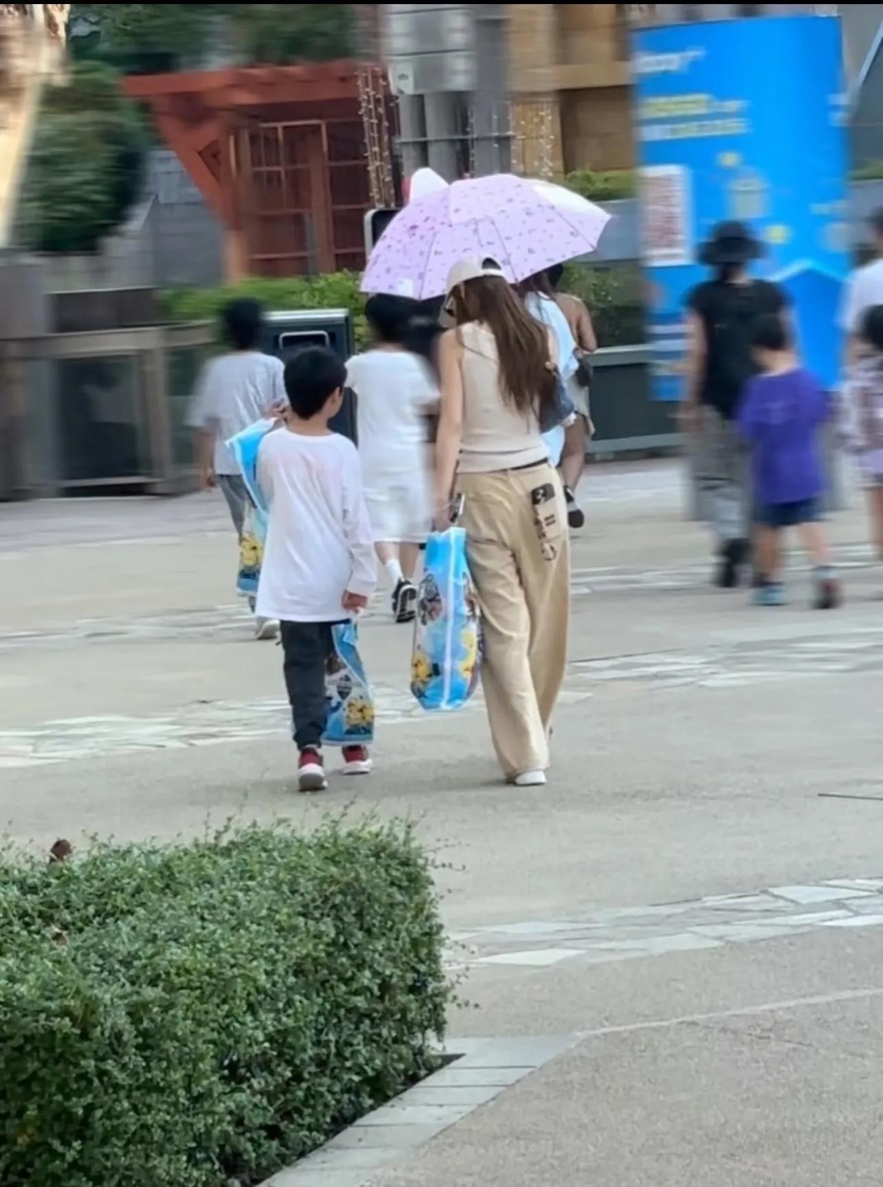 Angelababy儿子小海绵真是“暴风成长”的最佳范例！才一转眼，那个曾经