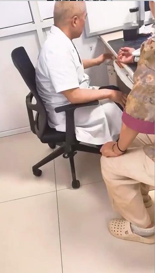 医生看病，当场掏出手机查豆包？这回不是病人百度，是大夫开卷了。陕西一家中医院，