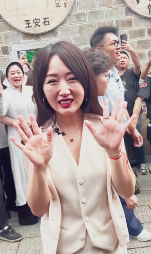 她并没有像人们口中传的是冻龄女神，一样的脸有点发腮了，还有法令纹，白头发，和普通