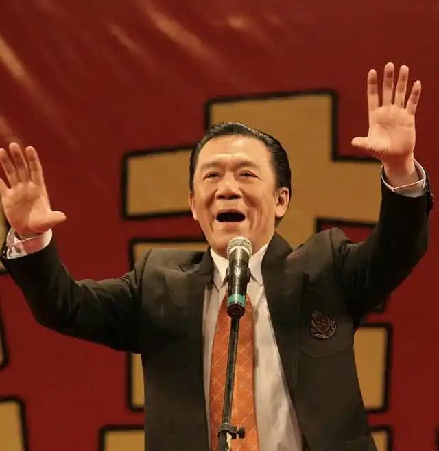 1986年，侯耀文为了跟韦唯在一起，抛弃了发妻刘彦，可是同居一年后，侯耀文又爱上