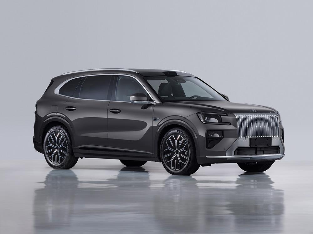 如果说9X是走奢华迈巴赫风的话，8X就是走宝马X5那样的路线，也会给你更运动的定