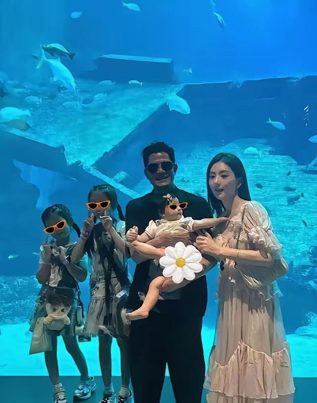方媛晒出一家五口合影，画面看着很是幸福。这次小女儿也出镜啦，小宝贝白白...