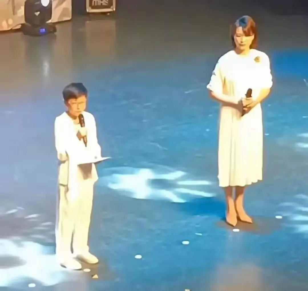 董卿主持儿子学校六一活动，简单的裙子也衬托出她独有的气质近日，久未在公众视野