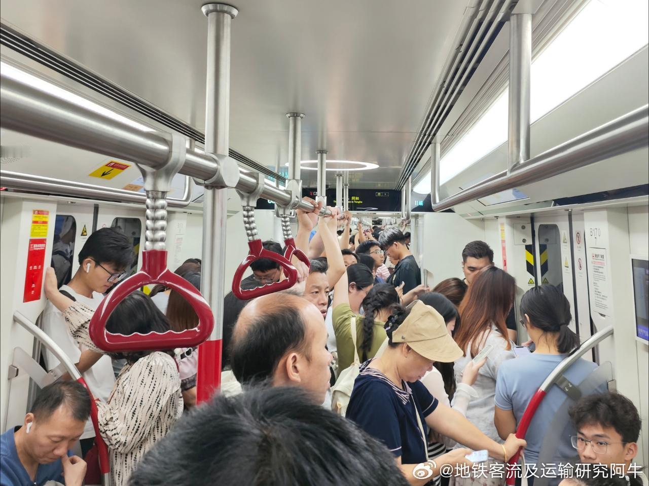 广州地铁网友：2026年5月1日（周五，五一劳动节五一假期第1天）广州地铁客流