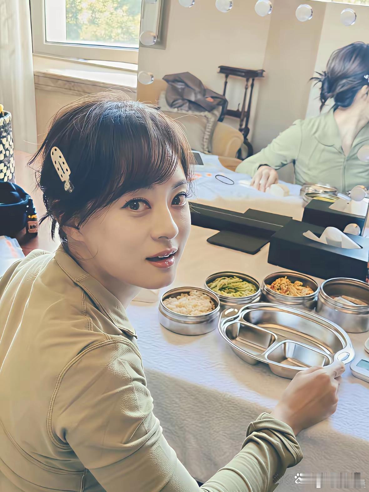 生活中的孙俪模样好惊艳！腮帮子没了往日的饱满感，利落又好看，妥妥的精致漂亮妞～