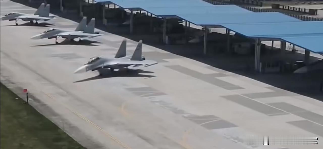 马年春节期间，中国空军的改进升级版战机，国产歼-11BG战斗机大批量露脸，中国过