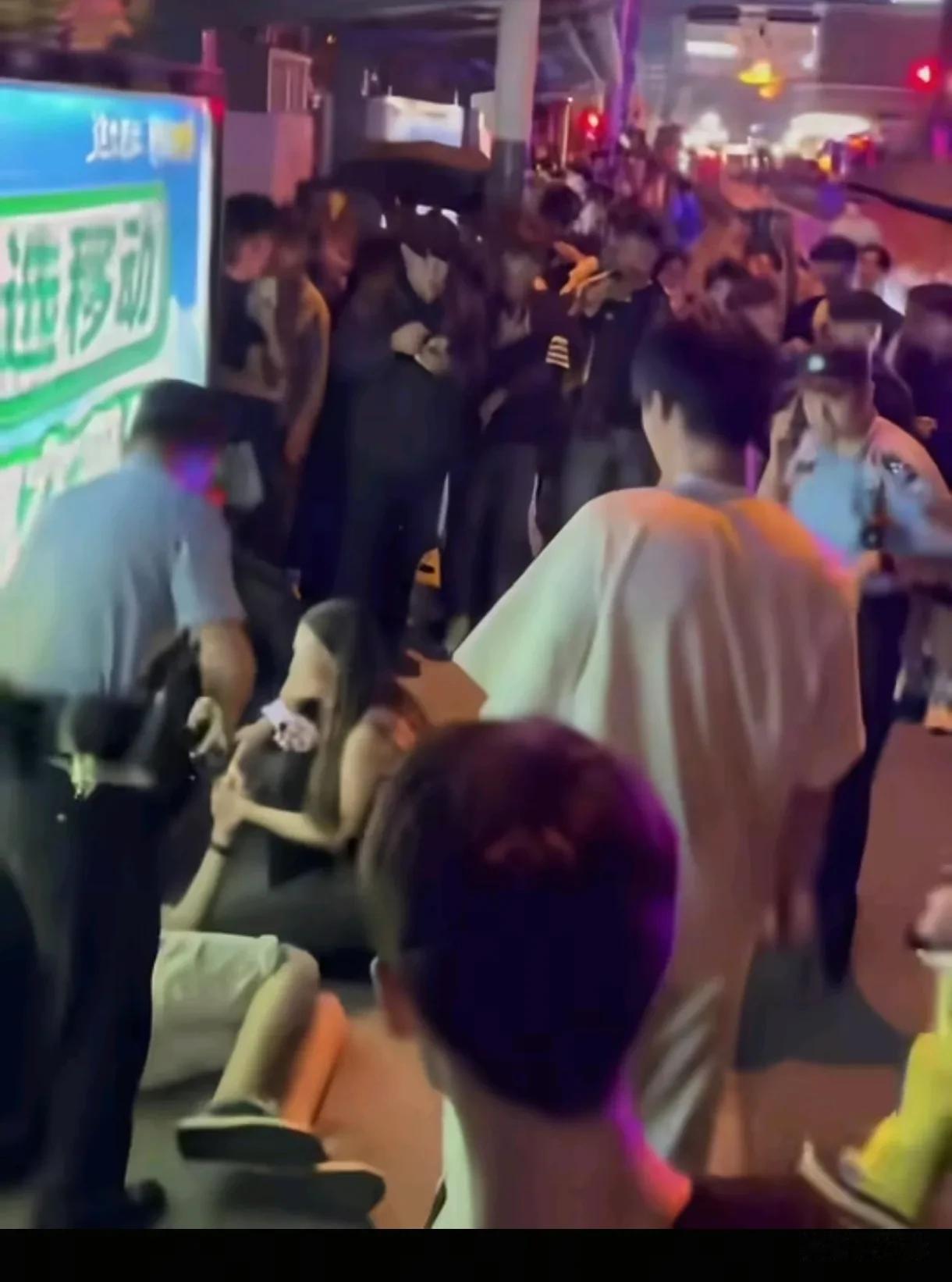 最近那个哈萨克斯坦留学生在徐州苏宁广场被追着跑的视频，大伙儿都看了吧？说实话，我