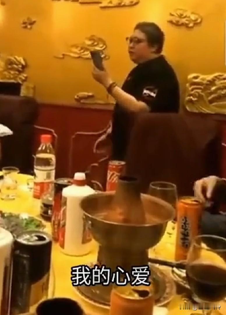 哎，人设塌了，什么局都被挖出来了，茅台当水喝，吃着火锅还唱着歌！作为歌手，她唱