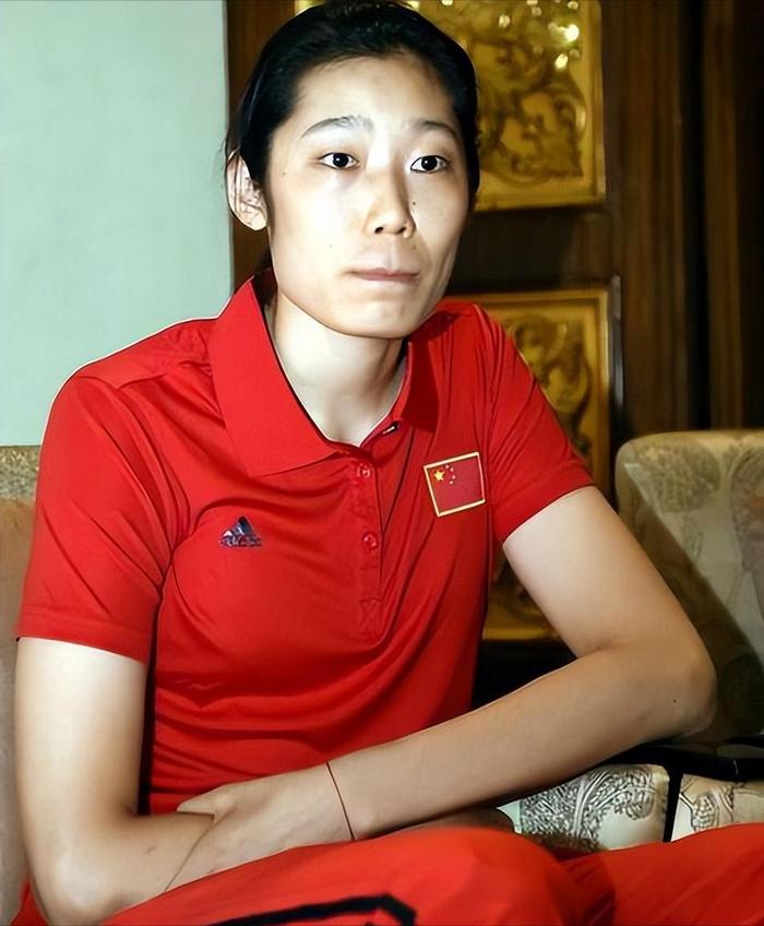 在周口郸城那个守着三亩六分地的穷苦农家院里，大女儿朱娟英一米八七的身高被贫穷按在