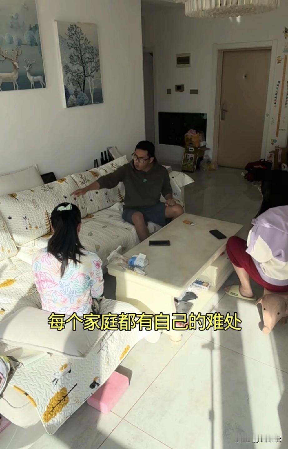 女大学生因生活费不足埋怨父母“没钱生什么孩子”，她上大学后总觉得生活费少、在同学