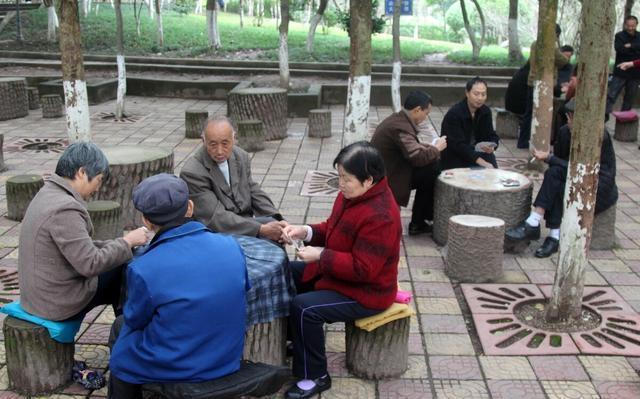 61岁父亲向高薪女儿要5000元，女儿反问：你的退休金呢？五千块的反问六十