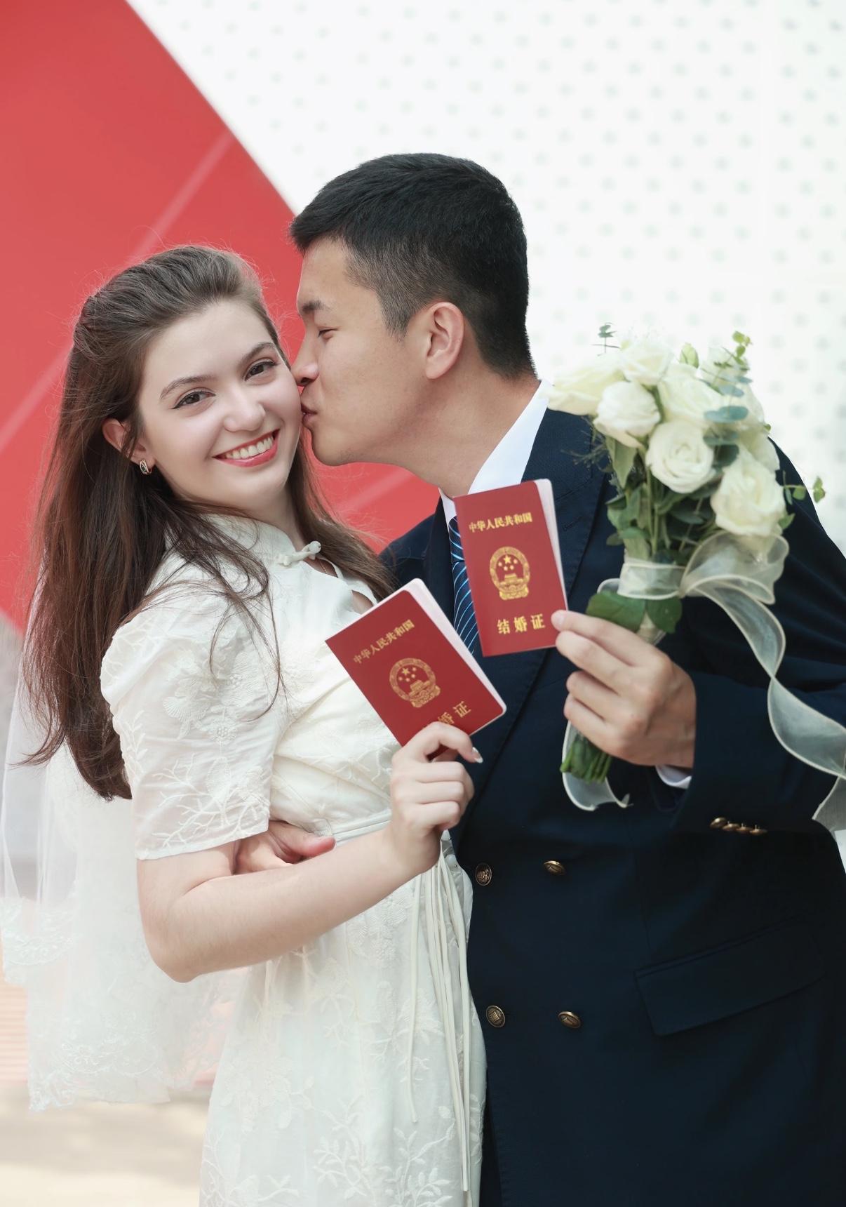 最近黑龙江某民政局出现的一幕，让不少人直呼开了眼！只见大厅里排队的不少是