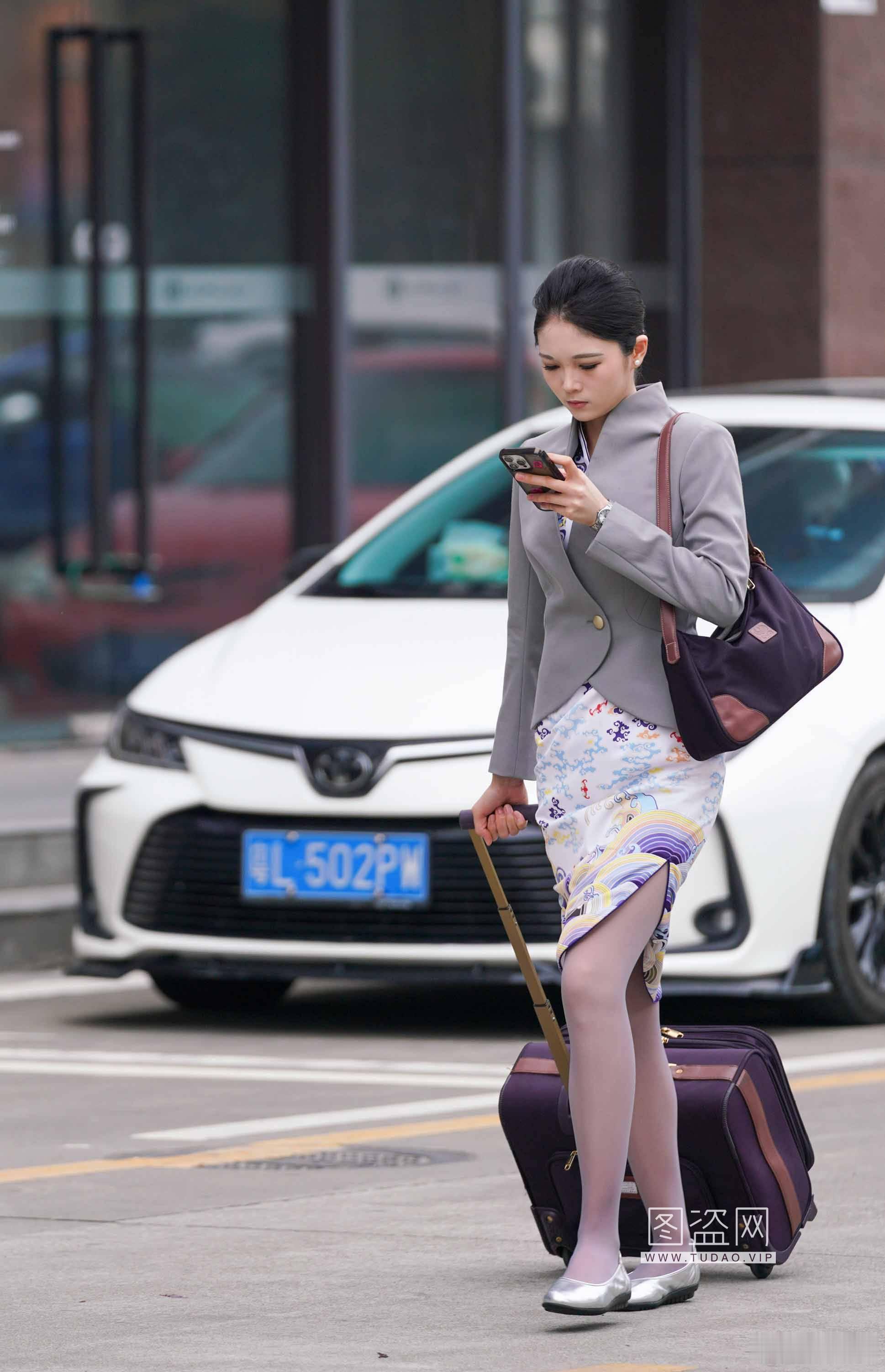 最新空姐街拍早晨上班的海航空姐冬天长筒袜没统一紫灰色海航空姐